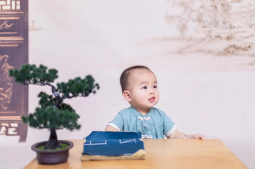 泰兴宝宝总是抠鼻子